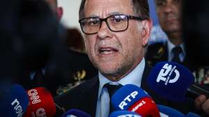 O ministro da Administração Interna, Luís Neves, fala os jornalistas durante uma visita às futuras instalações da Polícia Municipal e Cascais Intelligence Hub, em Cascais, 26 de maio de 2026. A visita ao concelho tem como objetivo a apresentação de investimentos e projetos estratégicos nas áreas da segurança, proteção civil e capacidade operacional no concelho. RODRIGO ANTUNES/LUSA