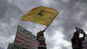epa12897121 A young Houthi supporter waves a Hezbollah flag during a solidarity rally with Hezbollah following a Lebanon-Israel ceasefire, in Sana'a, Yemen, 17 April 2026. Thousands of Houthi supporters rallied in Sana'a to voice solidarity with Hezbollah and the people of Lebanon, a day after Lebanon and Israel agreed to a 10-day ceasefire.  EPA/YAHYA ARHAB