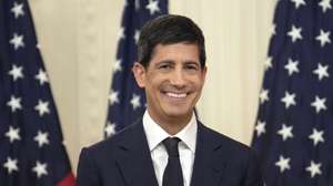 epa12984915 Kevin Warsh smiles as he is sworn-in as the new Chairman of the Federal Reserve during a ceremony in the East Room of the White House in Washington, DC, USA, 22 May 2026.  EPA/YURI GRIPAS / POOL