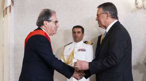 O Presidente da República, António José Seguro (D), cumprimenta o ex-Presidente do Tribunal Constitucional, José João Abrantes, durante a cerimónia de condecoração com a grã cruz da Ordem Militar de Cristo, no Palácio de Belém, Lisboa, 22 de junho de 2026. JOSÉ SENA GOULÃO/LUSA