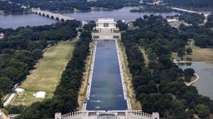 epaselect epa13057045 The newly renovated Lincoln Memorial Reflecting Pool, which is blooming with algae, in Washington, DC, USA, 22 June 2026. US President Trump said the pool will likely need to be drained for a second round of repairs. He alleged, without giving evidence, that vandals caused the problems following 14.2 million US dollars in repairs.  EPA/JIM LO SCALZO
