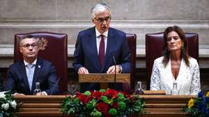 O presidente da Assembleia da República, José Pedro Aguiar-Branco (C), ladeado pelo presidente da Assembleia Legislativa da Região Autónoma dos Açores, Luís Carlos Correia Garcia (E), e pela presidente da Assembleia Legislativa da Região Autónoma da Madeira, Rubina Leal (D), intervém na sessão plenária comemorativa dos 50 anos da Autonomia das Regiões Autónomas dos Açores e da Madeira, na Assembleia da República, em Lisboa, 26 de junho de 2026. RODRIGO ANTUNES/LUSA