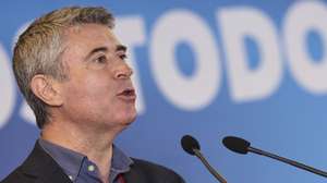 O secretário-geral do Partido Socialista (PS), José Luís Carneiro, intervém durante a reunião da Comissão Nacional Lisboa, em Lisboa, 28 de junho de 2026. A reunião tem como ponto único da agenda discutir e votar as moções setoriais que foram aceites no no 25.º Congresso Nacional do PS, que decorreu no final de março, em Viseu.  ANTÓNIO COTRIM/LUSA
