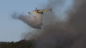 Aviões despejam água durante o combate ao incêndio florestal que desde a madrugada consome floresta na povoação de Cambarinho, Vouzela, 3 de julho de 2026. PAULO NOVAIS/LUSA,