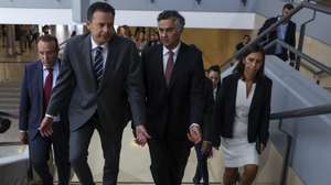 O ministro da Educação, Ciência e Inovação, Fernando Alexandre (C/D), acompanha o primeiro-ministro, Luis Montenegro (C/E), à chegada para participar no Encontro Ciência e Inovação 2026, no Centro de Congressos em Lisboa, 15 de julho de 2026. TIAGO PETINGA/LUSA