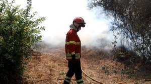 Bombeiros combatem o incêndio florestal que deflagrou ao final da tarde de segunda-feira em Rebordões, no concelho de Santo Tirso, em Burgães, 18 de agosto de 2026. ESTELA SILVA/LUSA