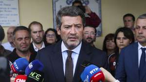 O presidente do Chega, André Ventura, fala aos jornalistas à chegada para a visita ao Centro Social São João, em Pé de Cão, Coimbra, 28 de agosto de 2026. PAULO NOVAIS/LUSA