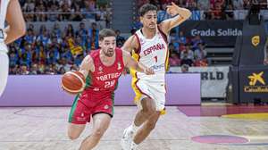 epa13197754 Spain's Alvaro Cardenas (R) and Portugal's Rafael Lisboa in action during a 2027 World Cup Qualifiers basketball match between Spain and Portugal, in Zaragoza, Spain, 28 August 2026.  EPA/JAVIER  BELVER