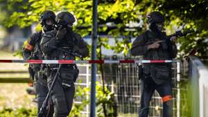 epa13199972 Armed police officers patrol near the Schachen horse racing track following a shooting, in Aarau, Switzerland, 30 August 2026. One person was killed and five others were injured in an overnight shooting during a rave event near the horse racing track in Aarau's Schachen district, according to the local police.  EPA/MICHAEL BUHOLZER