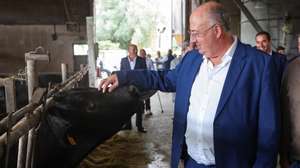 O ministro da Agricultura e Mar, José Manuel Fernandes, durante a visita a uma exploração agropecuária, em Águeda, 25 de agosto de 2026. PAULO NOVAIS/LUSA