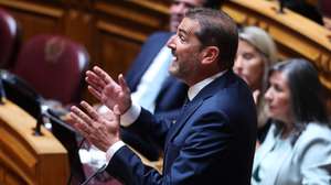 O lider parlamentar do Partido Social Democrata, (PSD) Hugo Soares, usa da palavra durante a Reunião da Comissão Permanente para debater os problemas com os exames nacionais e todo o processo em curso, na Assembleia da República, em Lisboa, 3 de agosto de 2026. TIAGO PETINGA/LUSA
