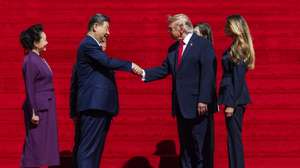 epa13263081 US President Donald Trump (C-R) shakes hands with Chinese President Xi Jinping (C-L) as US First Lady Melania Trump (R) and First Lady of China Peng Liyuan (L) look on outside the National Archives in Washington, DC, USA, 25 September 2026. President Xi's three-day state visit is his first to DC in 11 years.  EPA/JIM LO SCALZO / POOL