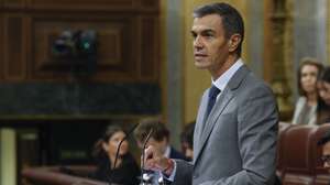 epa13277279 Spain's Prime Minister Pedro Sanchez speaks during a plenary session at the Lower Chamber of the Spanish Parliament in Madrid, Spain, 02 October 2026, during which MPs are to vote on new housing decrees. The eviction of an 87-year-old woman from her rental home after 70 years on 23 September 2026 prompted people across the country to take to the streets to protest against the ongoing housing crisis.  EPA/J.J. GUILLEN