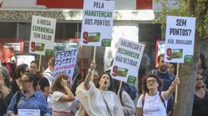 Profissionais de saúde das áreas de diagnóstico e terapêutica, protestam contra questões relacionadas com "a transição para a nova estrutura remuneratória, a contabilização dos pontos, as posições remuneratórias e as disparidades face a outras carreiras da Administração Pública", entre o ministério da Saúde e a Presidência do Conselho de Ministros, em Lisboa, 09 de outubro de 2026. ANTONIO PEDRO SANTOS/LUSA
