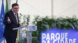 O presidente da câmara municipal de Esposende, Benjamim Pereira discursa durante a cerimónia de lançamento da primeira pedra do Parque da Cidade de Esposende que contou com a presença do primeiro-ministro Luís Montenegro (ausente na fotografia), 28 Abril 2024. MANUEL FERNANDO ARAUJO/LUSA