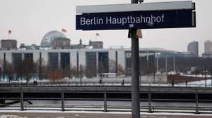 epa12638324 A view of a snow-covered platform at Berlin Central Station with the Reichstag building, seat of the German Parliament (Bundestag), in the background, ahead of expected severe winter weather in Berlin, Germany, 09 January 2026. The German Meteorological Service (Deutscher Wetterdienst) has forecast heavy snowfall and harsh conditions for the day.  EPA/CLEMENS BILAN