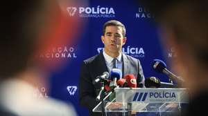 O ministro da Presidência, António Leitão Amaro participa na cerimónia de inauguração da nova ala modular do Centro de Instalação Temporária (CIT) da Unidade Habitacional de Santo António (UHSA) no Porto, 26 de outubro de 2026. JOSÉ COELHO/LUSA