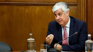 O ex-governador do Banco de Portugal, Mário Centeno, durante a audição na Comissão de Economia e Coesão Territorial, requerida pelo grupo parlamentar do PSD, no âmbito da tutela política da EFACEC, na Assembleia da República, em Lisboa, 3 de dezembro de 2025. DIOGO FARIA REIS/LUSA