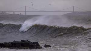 Ondas quebram junto à areia devido aos efeitos da Depressão Kristin, na Praia de Santo Amaro de Oeiras, 02 de fevereiro de 2026. JOSÉ SENA GOULÃO/LUSA