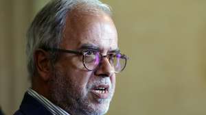 O coordenador do Bloco de Esquerda (BE), José Manuel Pureza, fala à comunicação social após ter entregue uma participação à Procuradoria Geral da República (PGR) para que esta proceda ao apuramento dos factos sobre a autorização de utilização da Base das Lajes por parte dos Estados Unidos, na Procuradoria Geral da República, em Lisboa, 06 de abril de 2026. ANDRÉ KOSTERS/LUSA