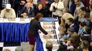 epa03475311 Hungarian chess grandmaster Judit Polgar (C) plays a 100 board simultaneous chess game during the VI. Aquaprofit-Polgar International Chess Fest in Budapest, Hungary, 17 November 2012.  EPA/TAMAS KOVACS HUNGARY OUT