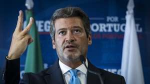 O presidente do Chega, André Ventura, fala aos jornalistas durante uma conferência de imprensa na sequência das declarações do primeiro-ministro, este domingo, sobre o tema da Educação, na sede do Chega em Lisboa, 31 de agosto de 2026. JOSÉ SENA GOULÃO/LUSA