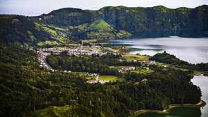 Vista da freguesia das Sete Cidades, ilha de São Miguel, 8 de outubro de 2016. O arquipélago com nove ilhas situado no Oceano Atlântico conta com 228.160 eleitores que vão escolher os 57 deputados do parlamento açoriano nas eleições legislativas regionais que se realizam a 16 de outubro. (ACOMPANHA TEXTO DO DIA 14 DE OUTUBRO DE 2016) MÁRIO CRUZ/LUSA