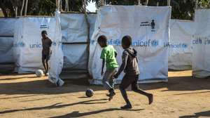 Deslocados de violência armada instalados nos terrenos da escola 3 de Fevereiro em Metuge, Cabo Delgado, norte de Moçambique, 25 de julho de 2020. São uma equipa da organização não-governamental (ONG) Save the Children que em conjunto com o Fundo das Nações Unidas para a Infância (UNICEF) mantém um programa de proteção das crianças - que representam metade dos 250.000 deslocados na província. (ACOMPANHA TEXTO DE 26 DE JULHO DE 2020). RICARDO FRANCO/LUSA