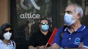 Concentração de representantes dos sindicatos que compõem a Frente Sindical (SINTTAV, STPT; SNTCT, STT; Federação dos Engenheiros e SINQUADROS) e a CT da MEO, de protesto pela decisão da Comex da Altice Portugal da tentativa de um despedimento colectivo, em Lisboa, 25 de junho de 2021. RODRIGO ANTUNES/LUSA