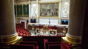 Uma imagem do parlamento francês, em Paris, completamente vazio
