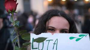 Marcha “Por mim, Por ti, Por todas, pelas nossas Companheiras” organizada pela Plataforma Rede 8 de Março e apresentação do Manifesto Feminista 2022 que reúne os contributos das várias organizações que têm tido um papel fundamental na luta contra todas as formas de violências machistas e na promoção da igualdade de género no trabalho, nas escolas e universidades e no acesso à saúde, Porto, 8 de março de 2022. Esta data foi proposta em 1910 por Clara Zetkin, uma feminista alemã, durante a II Conferência Internacional de Mulheres Socialistas. Em 1975, as Nações Unidas promoveram o Ano Internacional da Mulher e em 1977 a data é proclamada como Dia Internacional da Mulher. FERNANDO VELUDO/LUSA