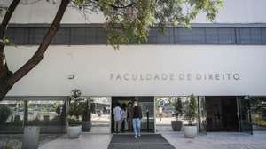 Alunos na entrada da Faculdade de Direito da Universidade de Lisboa, no dia em que se assinala o regresso às aulas no âmbito das novas medidas de desconfinamento relacionadas com a pandemia da covid-19, no Campus de Campolide, em Lisboa, 19 de abril de 2021. Portugal inicia hoje a terceira fase do desconfinamento com a reabertura de mais escolas, lojas, restaurantes e cafés, um levantamento de restrições que não é acompanhado nos 10 concelhos onde a incidência da covid-19 é maior. MÁRIO CRUZ/LUSA