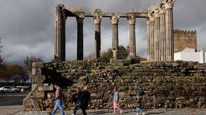 Turistas passeiam junto ao Templo Romano em Évora, cidade que foi escolhida para Capital Europeia da Cultura 2027. Évora, 09 de junho de 2021. (ACOMPANHA TEXTO DE 11 DE Dezembro de 2022). NUNO VEIGA/LUSA