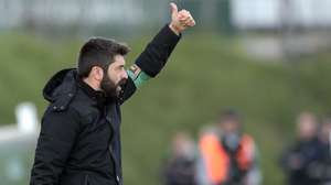 O treinador do Rio Ave, Luis Freire, durante o jogo da 14ª jornada da I Liga de Futebol com o Vizela realizado no Estádio do Rio Ave Futebol Clube, Vila do Conde, 16 de dezembro de 2023. MANUEL FERNANDO ARAÚJO/LUSA