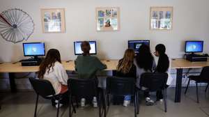 Estudantes de várias nacionalidades participam numa aula de Francês na Escola Francisco Arruda, Alcântara, em Lisboa, 16 de maio de 2024. A multiplicação de nacionalidades tem sido um grande desafio nas escolas e tornou as bibliotecas escolares num polo de acolhimento e de integração de alunos imigrantes, afirmou a Coordenadora da Rede Nacional de Bibliotecas Escolares, Manuela Pargana da Silva. (ACOMPANHA TEXTO DA LUSA DO DIA 21 DE MAIO DE 2024). ANTÓNIO PEDRO SANTOS/LUSA