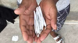 Moçambique tornou-se numa das principais plataformas do tráfico internacional de droga, nomeadamente proveniente do continente americano, o que levou as autoridades nacionais a formar agentes policiais e alfandegários que trabalham nos terminais rodoviários, ferroviários e aeroportuários, na cidade da Beira, província de Sofala, Moçambique, 21 de agosto de 2023. A proliferação das chamadas “bocas de fumo”, locais de venda e consumo de droga, um pouco por toda a cidade da Beira, centro de Moçambique, está a preocupar as autoridades, que tentam lidar com o problema com sensibilização e formação. (ACOMPANHA TEXTO). JOSÉ JECO/LUSA