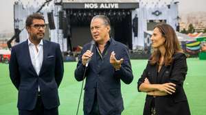 O diretor-geral da promotora Everything is New, Álvaro Covões (C), acompanhado pelo vice-presidente da Câmara Municipal de Oeiras, Francisco Gonçalves (E), e por patrocinadores do evento, durante uma visita de imprensa ao recinto do festival NOS Alive, que decorre de 11 a 13 de julho, no Passeio Marítimo de Algés, Oeiras, 10 de julho de 2024. JOSÉ SENA GOULÃO/LUSA