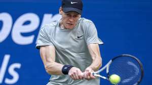 epa11593652 Jannik Sinner of Italy in action against Taylor Fritz of the United States during their men's final match of the US Open Tennis Championships at the USTA Billie Jean King National Tennis Center in Flushing Meadows, New York, USA, 08 September 2024.  EPA/CJ GUNTHER