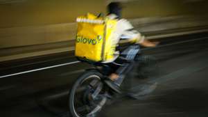 Um motorista da Glovo passa na Baixa, em Lisboa, 07 de agosto de 2024. Estafeta. Bicicleta. Restauração. ANTÓNIO PEDRO SANTOS/LUSA