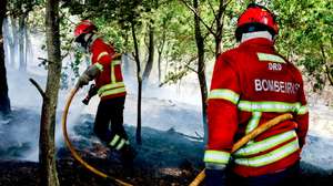 Bombeiros procedem aos trabalhos de rescaldo ao incêndio em Mões, Castro Daire, Viseu, 19 de setembro de 2024. Sete pessoas morreram e cerca de 120 ficaram feridas nos incêndios que atingem desde domingo sobretudo as regiões Norte e Centro do país, nos distritos de Aveiro, Porto, Vila Real, Braga, Viseu e Coimbra, e que destruíram dezenas de casas e obrigaram a cortar estradas e autoestradas. MIGUEL PEREIRA DA SILVA/LUSA