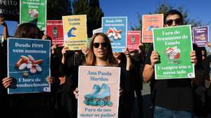 Início de greve de farmacêuticos do Serviço Nacional de Saúde, convocada pelo Sindicato Nacional dos Farmacêuticos (SNF) contra o impasse nas negociações com o Ministério da Saúde, frente ao Hospital de São João, no Porto, 22 de outubro de 2024. A greve tem início às 00:00 deste dia e decorre até às 23:59 do dia 24. JOSÉ COELHO/LUSA