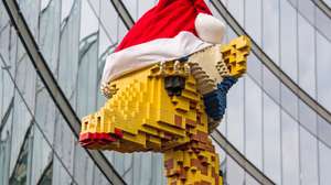 epa05039696 A giraffe built out of Lego bricks wearing a red Santa hat can be seen in front of Legoland at Potsdamer Platz, in Berlin, Germany, 24 November 2015.  EPA/PAUL ZINKEN