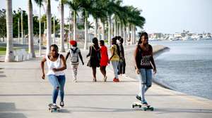Jovens angolanos andam de skate na marginal de Luanda, Angola, 22 de agosto de 2018. AMPE ROGÉRIO/LUSA