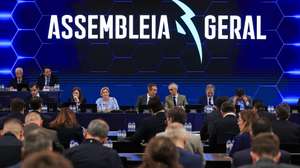 O presidente da Liga Portugal, Reinaldo Teixeira (C-E), e o diretor Jurídico da Liga Portugal, Paulo Rozeira (C-D), durante a Assembleia-geral ordinária da Liga Portuguesa de Futebol Profissional (LPFP), para apreciação, discussão e votação da proposta de orçamento e plano de atividades para a época desportiva 2025-26, entre outros assuntos, no Auditório do Arena Liga Portugal, no Porto, 27 de junho de 2025. JOSÉ COELHO/LUSA
