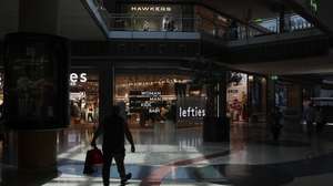 Pessoas circulam no centro comercial Norteshopping no dia da sua reabertura ao público, Matosinhos, 1 de junho de 2020. Começa esta segunda-feira a terceira fase do desconfinamento determinado pelo Governo, processo que começou a 1 de maio. Para além dos ginásios, do ensino pré-escolar, cinemas e teatros, reabrem também os centros comerciais em todos o país, excepto na Área Metropolitana de Lisboa. JOSÉ COELHO/LUSA