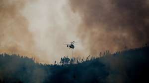 Um helicóptero pesado Kamov durante o combate ao incêndio na encosta da aldeia de Quinta da Tapada, em Oliveira do Hospital, 14 agosto 2025. As frentes de fogo no concelho de Arganil, com início em Piódão, avançaram para norte e noroeste em direção ao município vizinho de Oliveira do Hospital e outra para nordeste, que entrou no concelho de Seia, na região da Guarda, alimentada por ventos fortes e pelas encostas íngremes da serra dos Açores. PAULO CUNHA/LUSA