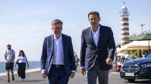 O presidente do Partido Social Democrata (PSD), Luís Montenegro (D), acompanhado pelo presidente e recandidato à Câmara Municipal de Lisboa, Carlos Moedas (E), à chegada para um almoço com autarcas do distrito de Lisboa, em Belém, Lisboa, 30 de setembro de 2025. JOSÉ SENA GOULÃO/LUSA