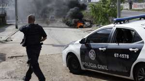 epa12168421 Police clash with drug gang members in Rio de Janeiro, Brazil, 10 June 2025. The driver and a passenger of a bus were shot during a clash between police and a drug gang, official sources reported.  EPA/ANDRE COELHO