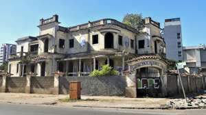 Celestino, sapateiro, encontrou na sombra da entrada da Vila Algarve, Maputo, o local para trabalhar, alheio às histórias de terror das ruínas da antiga prisão da PIDE a que 50 anos de independência não conseguiram dar nova vida, Maputo, Moçambique, 26 de maio de 2025. (ACOMPANHA TEXTO DA LUSA DE 23-06-2025) LUÍSA NHANTUMBO/LUSA