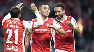 O jogador do Sporting de Braga Leonardo Lelo (C), festeja com João Mourinho (D) e Ricardo Horta, após marcar um golo contra o Santa Clara durante o jogo dos quartos de final da Taça da Liga de futebol, realizado no Estádio Municipal de Braga, 29 de outubro de 2025. HUGO DELGADO/LUSA